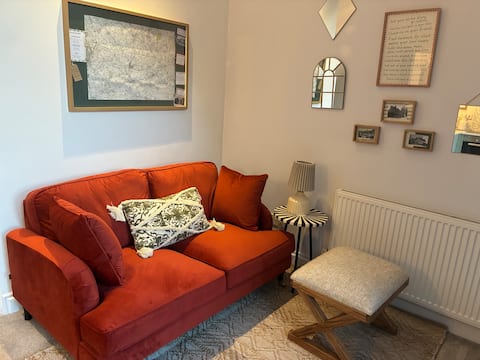Top Airbnb: Stylish Annexe with Terrace in Canal-side Village in Warwick