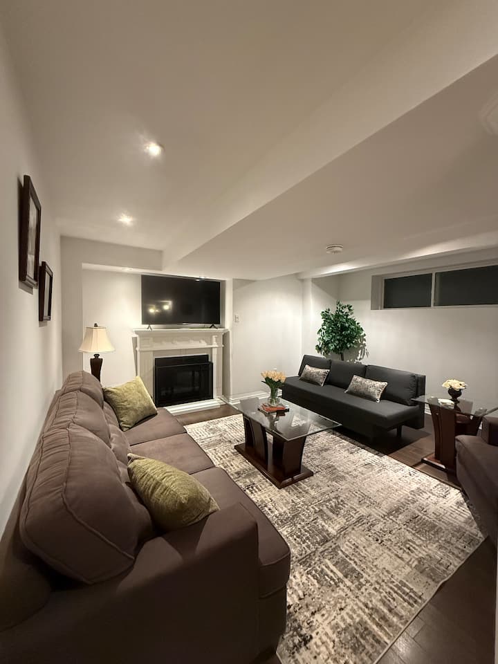 Spacious Entire Lower Level Suite - Sleeps 4 - Ontario