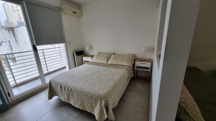 พื้นที่นั่งเล่นแบบกึ่งแบบบูรณาการ พร้อมผ้าปูที่นอนสีขาว หมอนหลากหลายใบ และผ้าห่มควิลท์สำหรับฤดูหนาวและฤดูร้อน
เครื่องปรับอากาศความร้อนเย็น