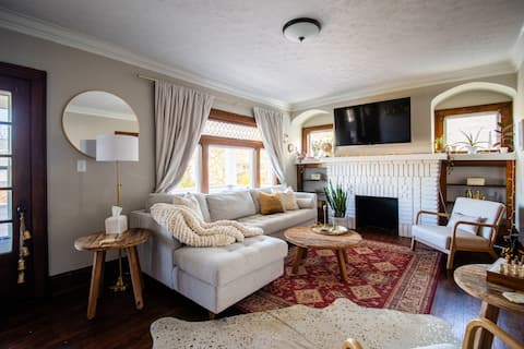 Top Airbnb: Curated & Convenient: Huge private 2nd floor Porch in Lakewood