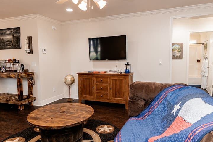 New! Pecan Hide Out Is A Rustic Home W/ Fire Pit - Brenham, TX