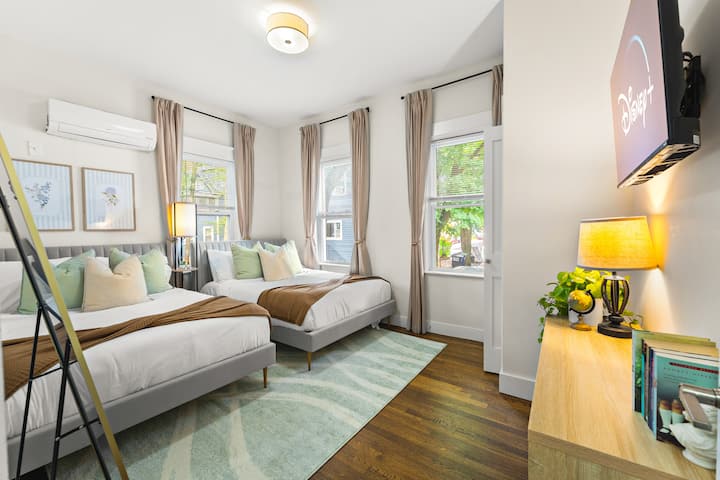 Chumba hiki cha starehe kilicho na mapazia ya giza ya chumba kina vitanda 2 vya ukubwa kamili, vinavyofaa kwa marafiki, watoto au wageni wa ziada. Televisheni mahiri ya 40"iliyowekwa hutoa burudani rahisi-kuweka sehemu wazi. Chumba hicho pia kina dawati la kazi lenye viti 2 vya viti.