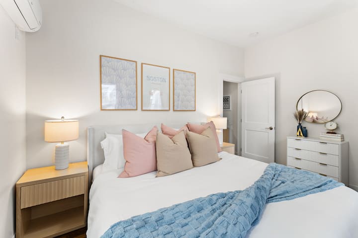 Pumzika na upumzike katika chumba hiki cha kulala chenye utulivu, chenye mwangaza wa jua cha King, kilichopambwa kwa sauti za kutuliza. Inafaa kwa ajili ya kupumzika na kupata mapumziko, sehemu hiyo ina droo rahisi za chumba cha kulala. Mapazia yenye giza chumbani husaidia kuhakikisha usingizi usiokatizwa wakati wowote unapohitaji.