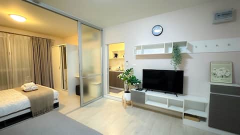 Great downtown accommodation next to the shopping mall.