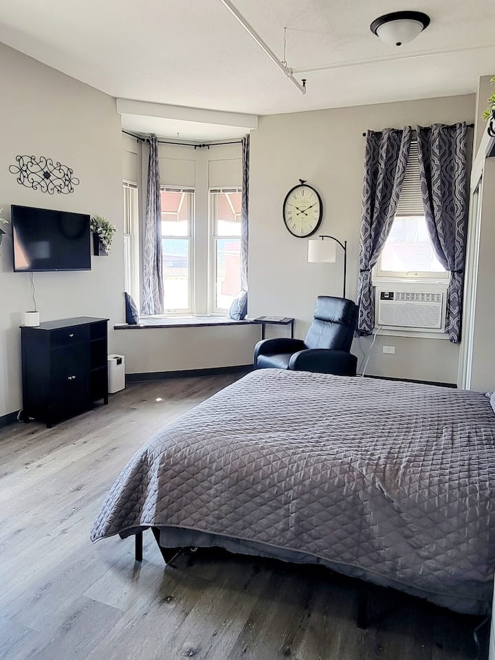 Брачен кревет (широк 150-179 см) и удобен лежај.