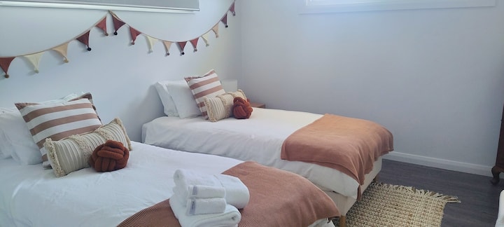 Двата брачни кревета (широки 180-22 см) се вообичаен аранжман во оваа соба. Може да се спојат во еден супер-брачен кревет ако е потребно. Известете го домаќинот ако претпочитате кревет со супер-брачен кревет (super-king). 