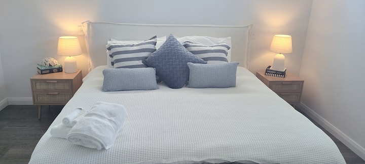 Брачен кревет (широк 180 – 200 см) со странични фиоки и складишен простор.