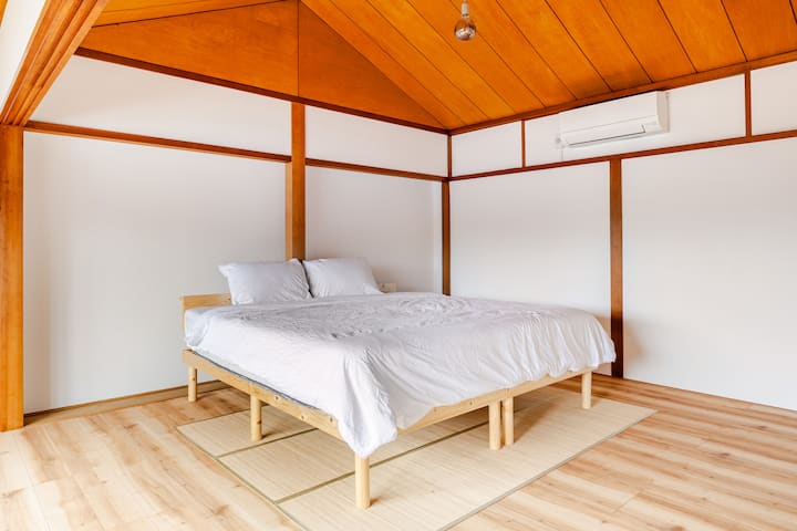 ベーシックなお部屋ながら広く、南側の窓からは海を望めます。キングサイズベッドは大人2名が快適に眠れ、南側には付属のダブルベッドも設置できます。
Ova osnovna soba prostrana je i ima pogled na more s južne strane. Bračni krevet je dovoljno velik za dvije osobe, a ima mjesta i za dodatni dvokrevetni krevet.