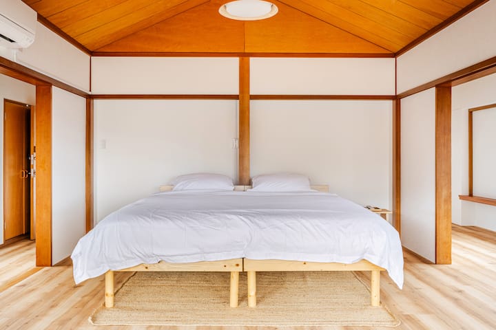 海を一望できる特別なスイート。専用のバスルーム（トイレ・シャワー）付きで、プライベートな滞在を楽しめます。キングサイズベッドは大人2名がゆったり休め、セミダブルサイズの補助ベッドも余裕を持って配置できる広さです。 
Apartman s privatnom kupaonicom i pogledom na miran ocean. Bračni krevet (180 – 220 cm) nudi udobnost i dovoljno prostora za dvije osobe, a ima mjesta i za dodatni bračni krevet.