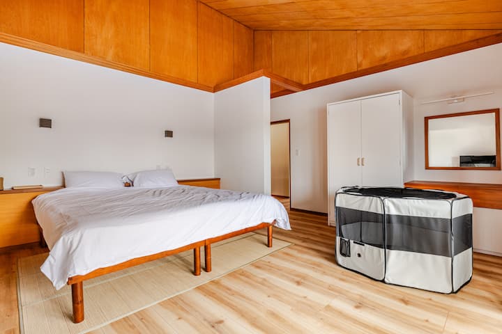 唯一ペットと泊まれるお部屋で、強力な空気清浄機を設置しています。バルコニーからは外の空気を感じながら海も望めます。
Ovo je naša jedina soba prikladna za kućne ljubimce, opremljena snažnim pročišćivačem zraka. Balkon vam omogućuje da uživate na svježnom zraku i nudi djelomičan pogled na more.