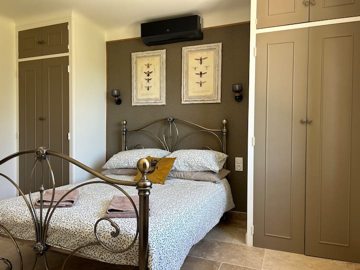 Მთავარი საძინებელი ფლიგელით, ჩაშენებული კარადებითა და კონდიციონერით. 