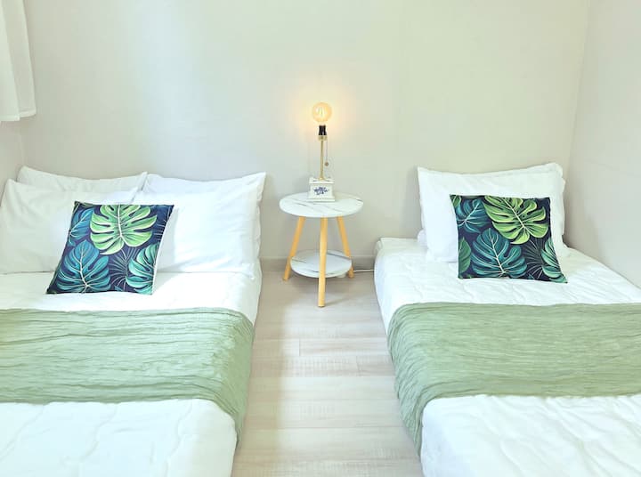 נוף ל-Fun Stay Big Room, הממוקם ביציאה 4 של תחנת סונגג'ונג, אפירט-דונג, גנגסו-גו, נגיש בהליכה, באוטובוס או ברכבת התחתית לתחנת נמל התעופה גימפו, תחנת סונגג'ונג, שוק התעופה, תחנת מאגוק, תחנת מאגוקנארו ותחנת באלסאן