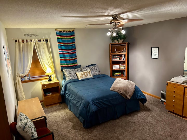 ห้องนอนใต้ดินหัวมุมขนาดใหญ่ เตียงควีนไซส์เครื่องนอนใหม่ พัดลมเพดานหน้าต่างแสงแดด