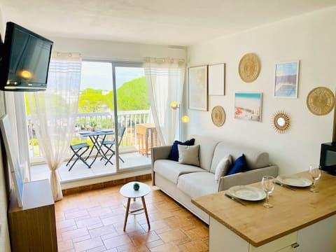 Airbnb performant: Comfort studio - Terrace with view of the port - sea 2 min away à Le Grau Du Roi