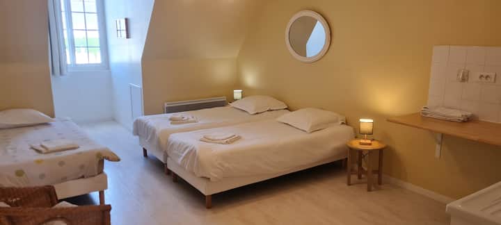 chambres avec 3 lit simple et lavabo au 2eme étage