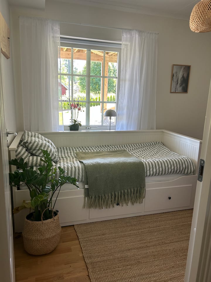 Dormitorio con cama matrimonial extraíble, 160 cm
