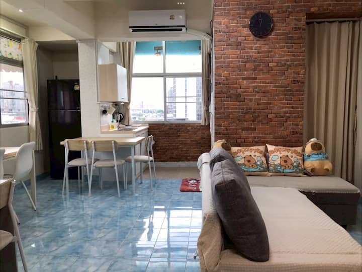 Ეს სტუდია დაახლოებით 40 მ2-ია.Კუთხის ოთახში ორი მხრიდან იშლება ხედი.