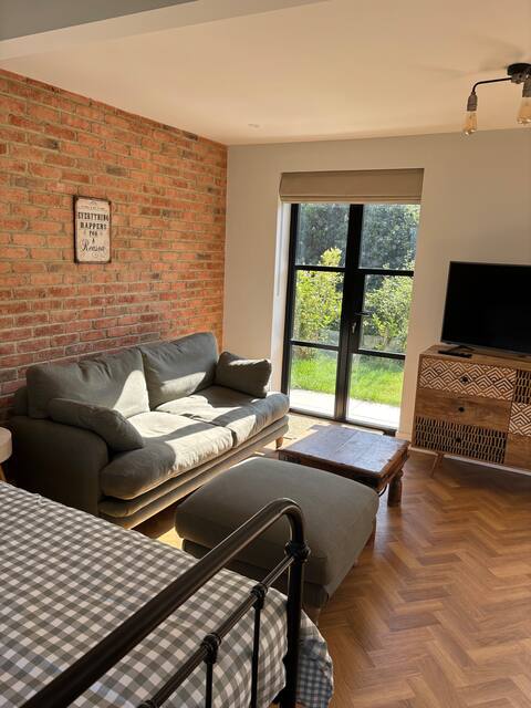 Top performing Airbnb: Guest suite in heart of Milford in Milford On Sea