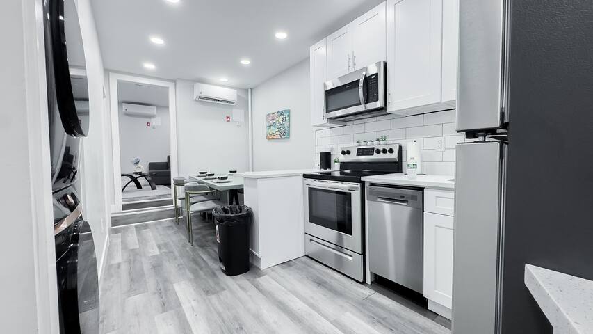 UES Modern 4-BR Suite W/ Balcony -Sleeps 10 gallery image 4