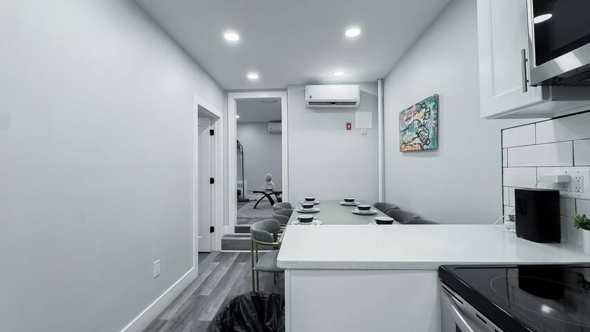 UES Modern 4-BR Suite W/ Balcony -Sleeps 10 gallery image 2