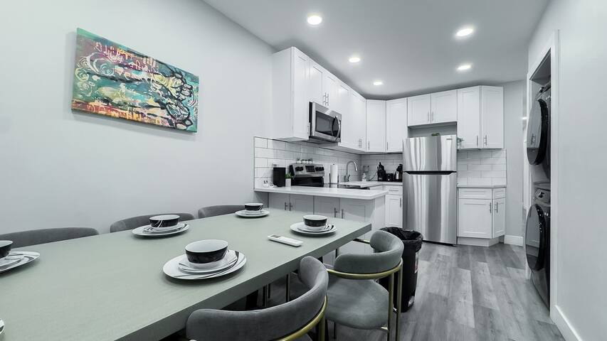 UES Modern 4-BR Suite W/ Balcony -Sleeps 10 gallery image 3