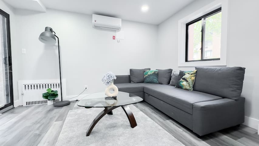 UES Modern 4-BR Suite W/ Balcony -Sleeps 10