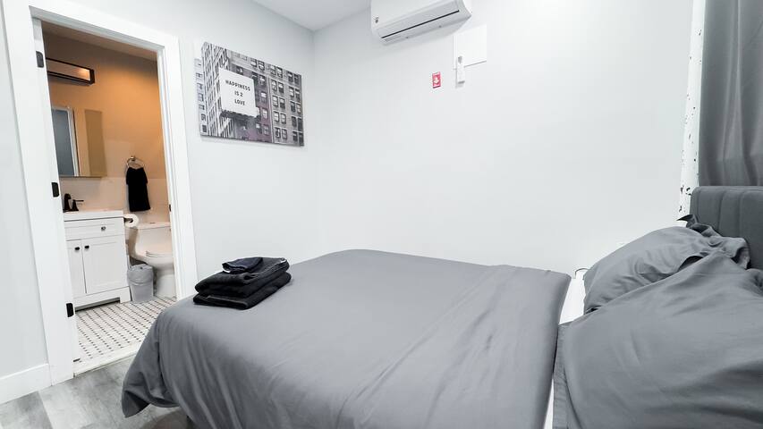 UES Modern 4-BR Suite W/ Balcony -Sleeps 10 gallery image 5