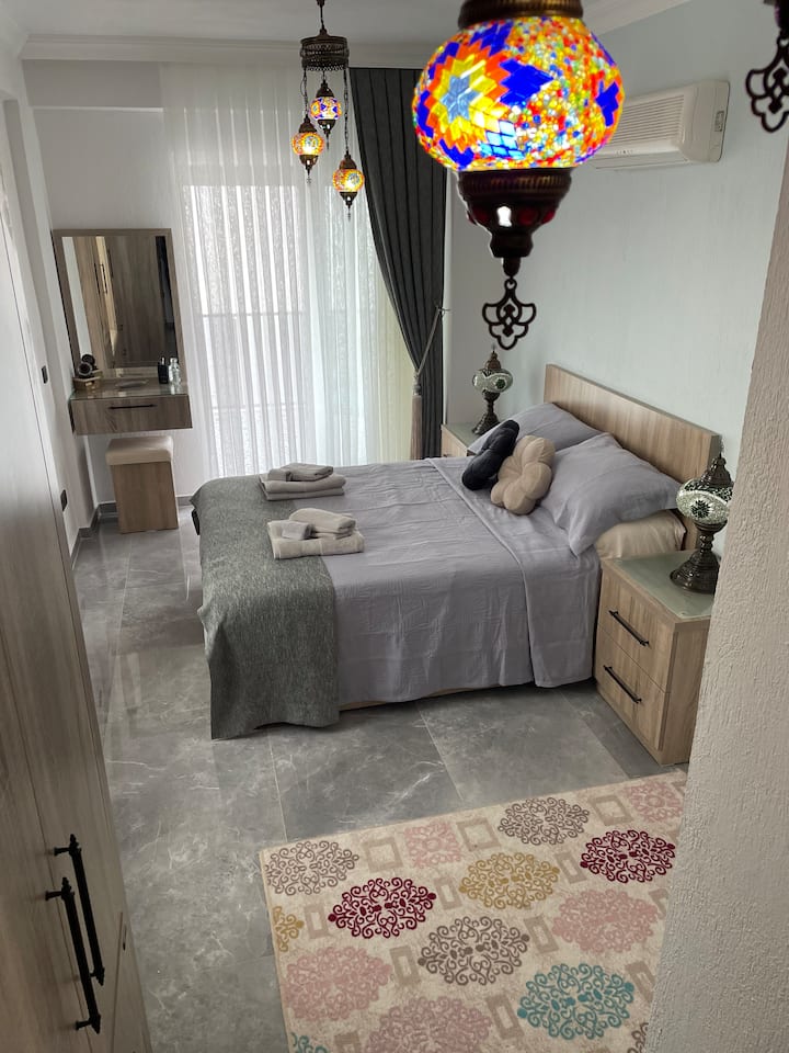 我们的主卧室设有套房、宽敞的阳台、座位和泳池区域的美景。 我们提供一张加大双人床和床垫，确保您能放松休息。 有充足的存储和悬挂空间，可供您存放物品。还有吹风机。 