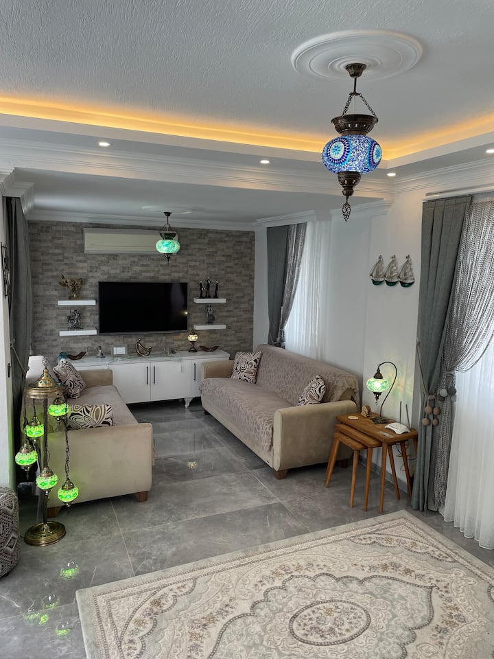 我们的起居空间包括宽敞的沙发，配备了轻松的环境照明，包括我们的高规格等离子电视，配备无线网络，可访问音乐和电影频道，享受电影院或音乐之夜，同时在我们的别墅里度过舒适的夜晚。