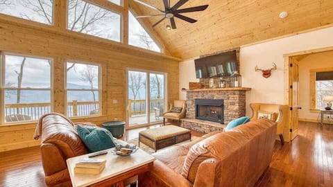 Popular Airbnb listing: Mountain Memories-Luxury Lodge w/Views, Hot Tub in Maggie Valley