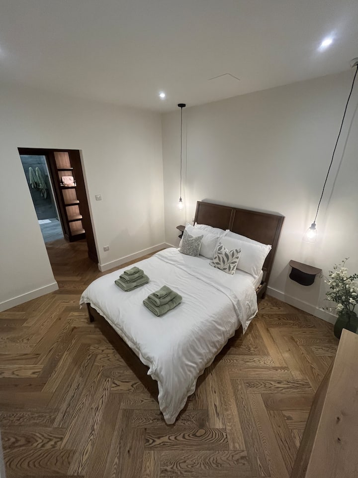 Dormitorio principal con vestidor y baño grande con ducha para él y para ella.