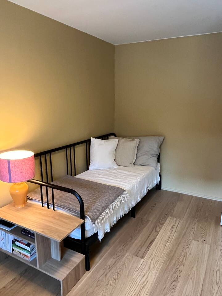 La cama se puede convertir en una cama doble con dos colchones de 80 cm