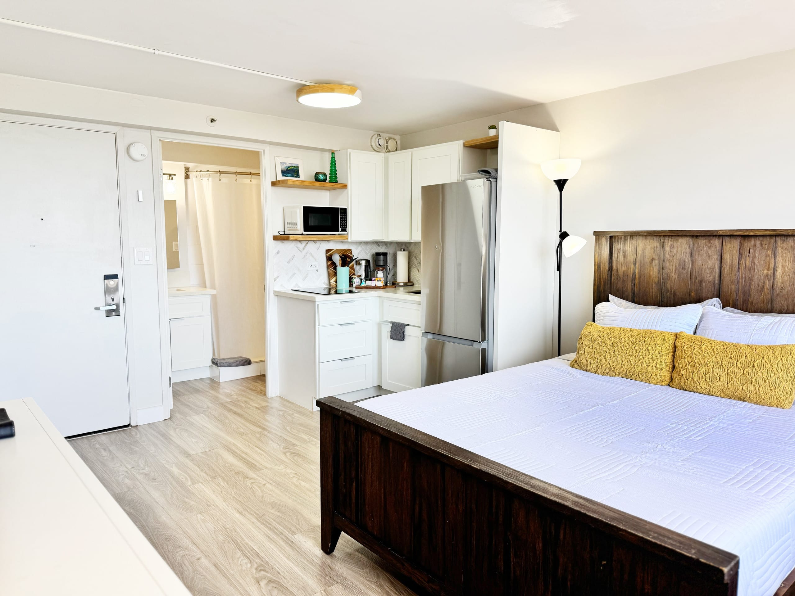 Condo in Honolulu · ★4.93 · Studio · 1 bed · 1 private bath - Image 4