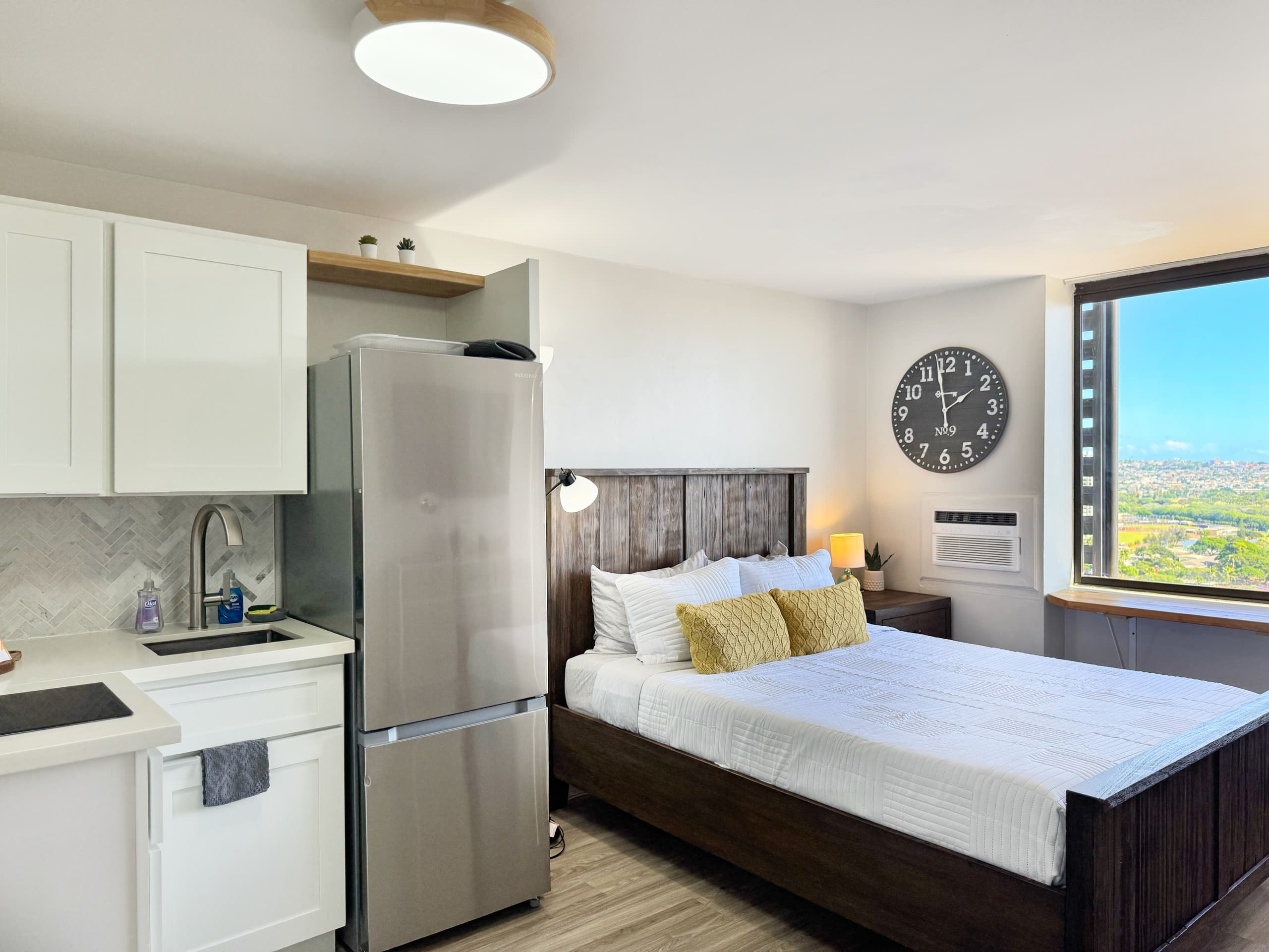Condo in Honolulu · ★4.93 · Studio · 1 bed · 1 private bath - Image 2