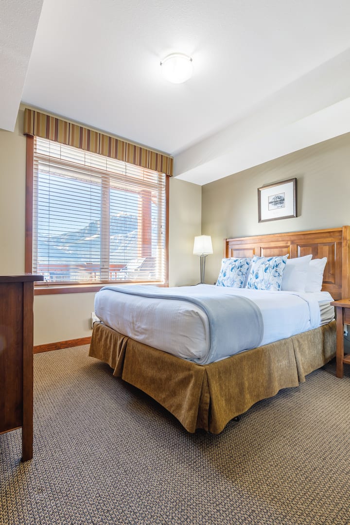 Glavna spavaća soba s udobnim bračnim krevetom (160 – 179 cm)