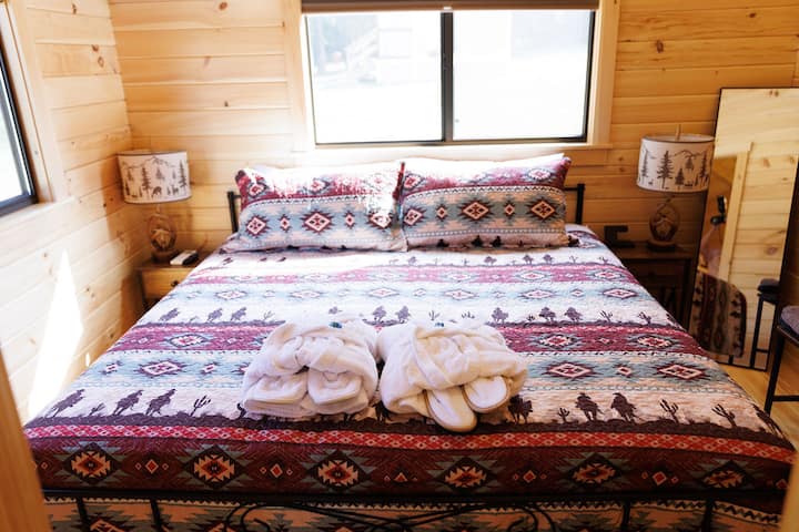 Nechajte sa unášať v tejto luxusnej posteli s mäkkými vankúšmi a extra prikrývkami. Vaša hlavná izba je vybavená toaletným stolíkom, šatníkom a veľkým zrkadlom pre väčšie pohodlie a komfort.