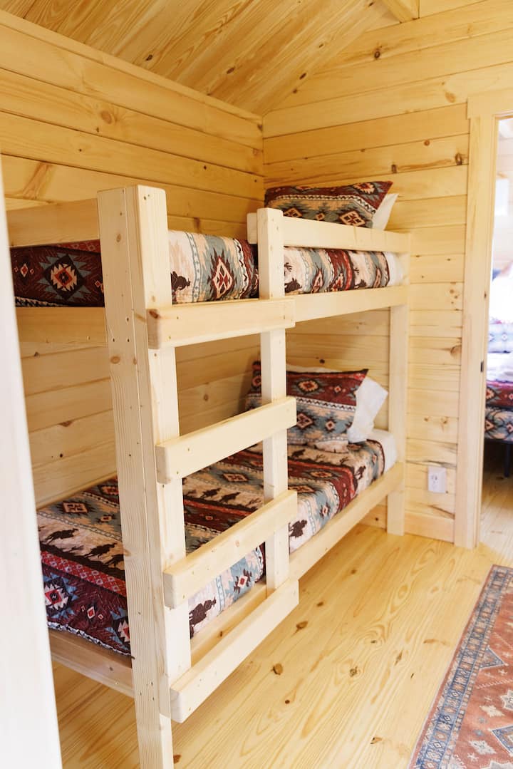 Poschodové postele na chodbe