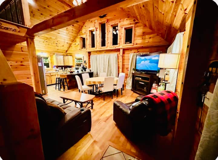 Bearfoot Lake Lodge• Private Lake • Kayaks• Hottub - New York