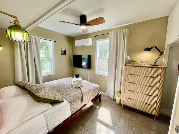 Chambre 2 : lit double, ventilateur, télévision 43", mini-split, tables de chevet, commode et placard