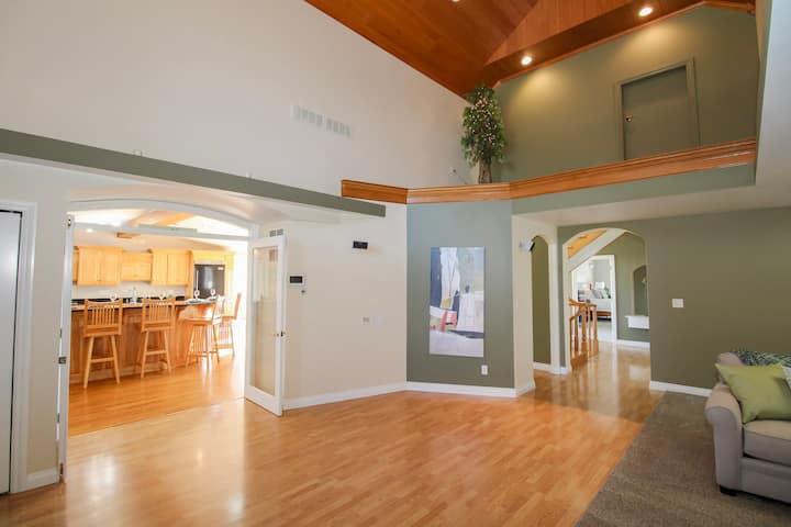 The Alta Escape/5000+ Sq Ft Retreat W/ Pool - Bellevue, OH