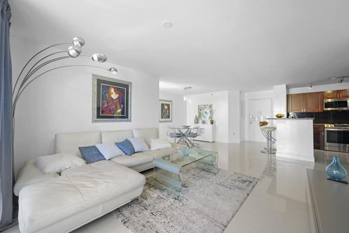 Luxury Aventura Yacht Club Stay-pool View-king Bed - Aventura, FL