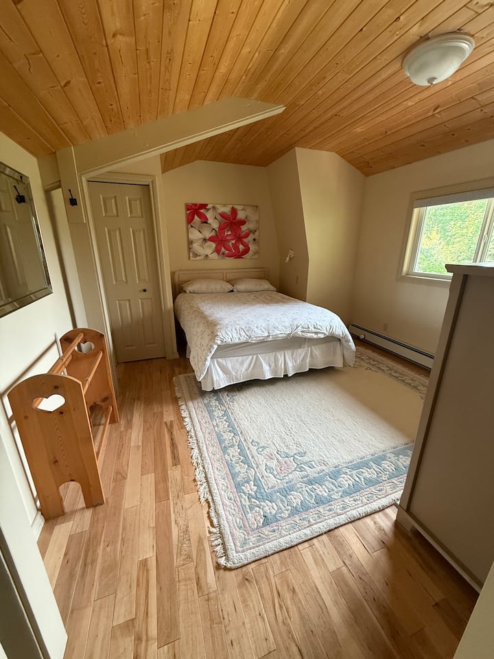 غرفة نوم في الطابق الثاني بحجم كوين