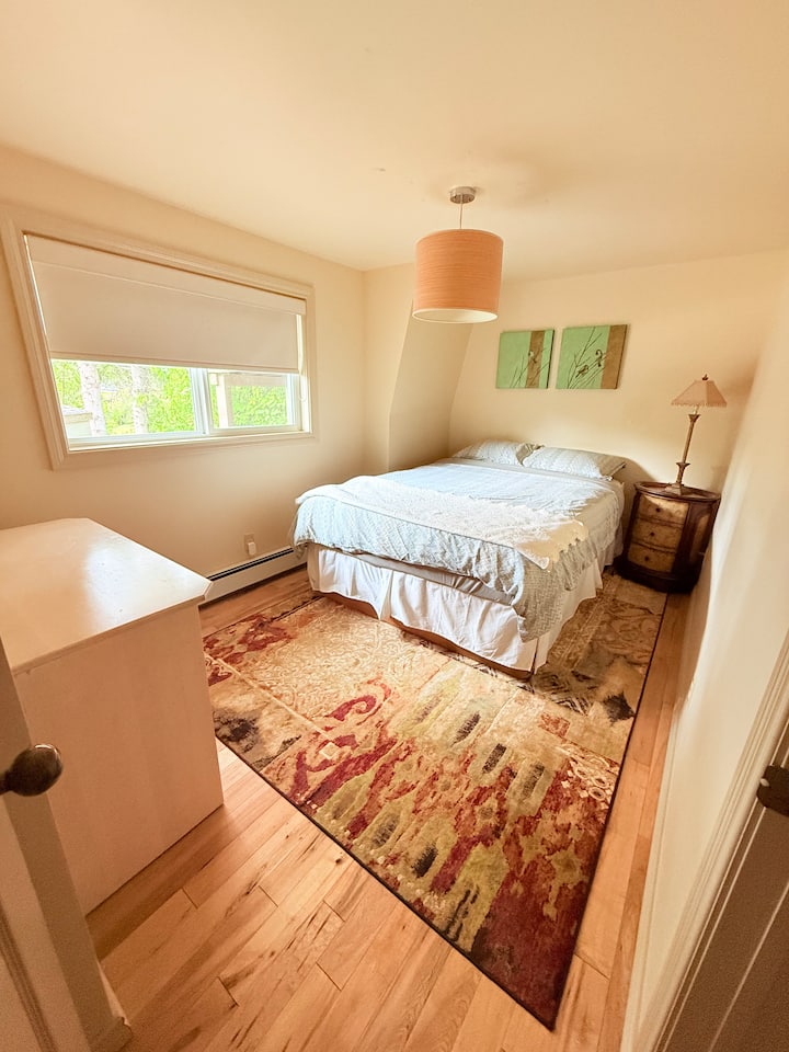 غرفة نوم بحجم كوين في الطابق الرئيسي