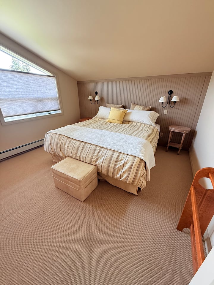 سرير كينج في غرفة النوم الرئيسية في الطابق الثاني، ومخزن مدمج