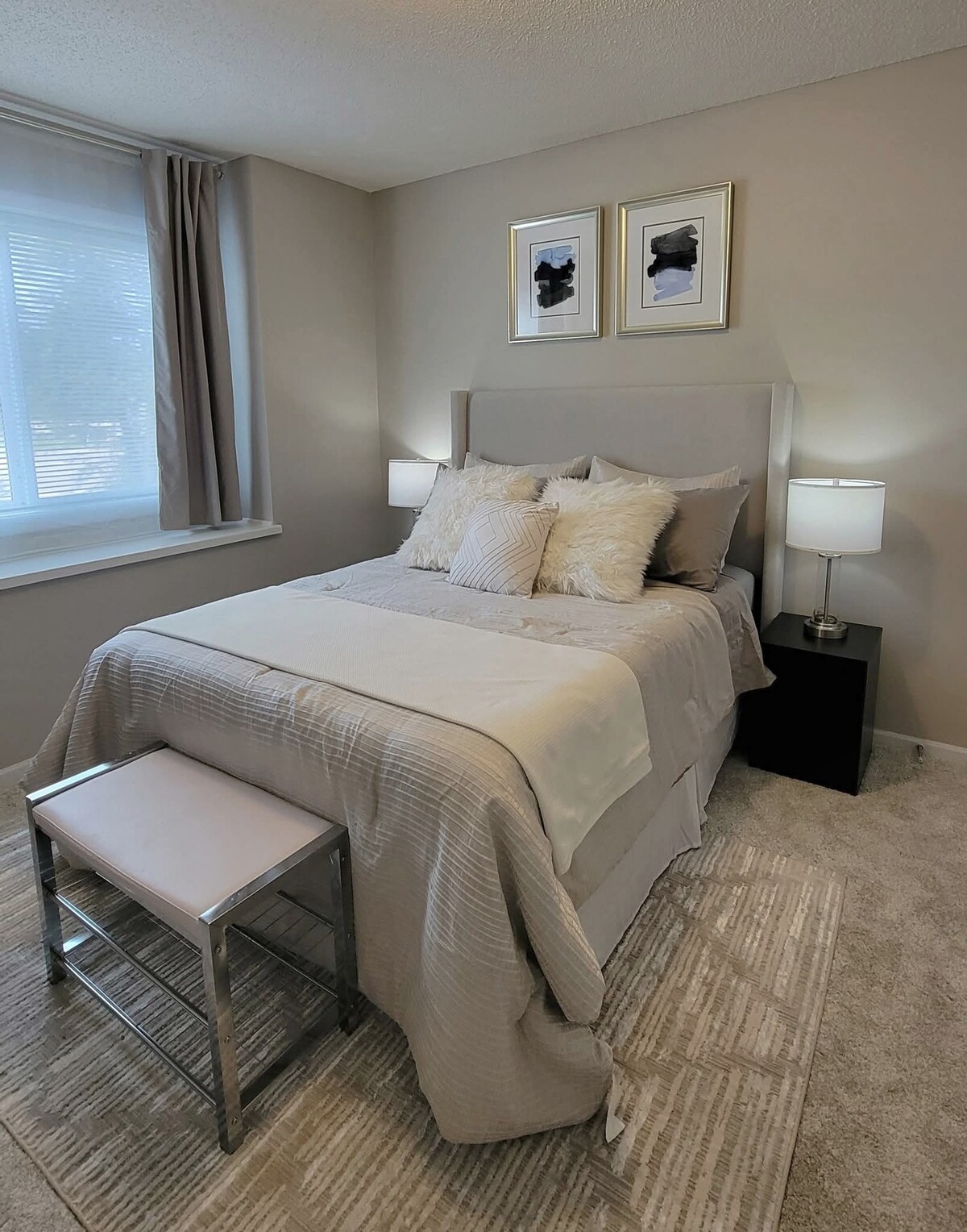 Модерна спална соба во целосна големина со простор наменет за работа и релаксирачка атмосфера.