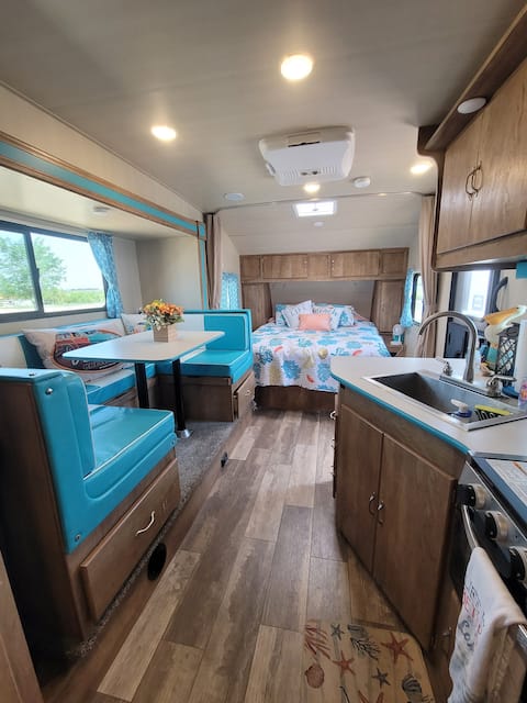Lakeshore Bliss Vintage Cruiser RV