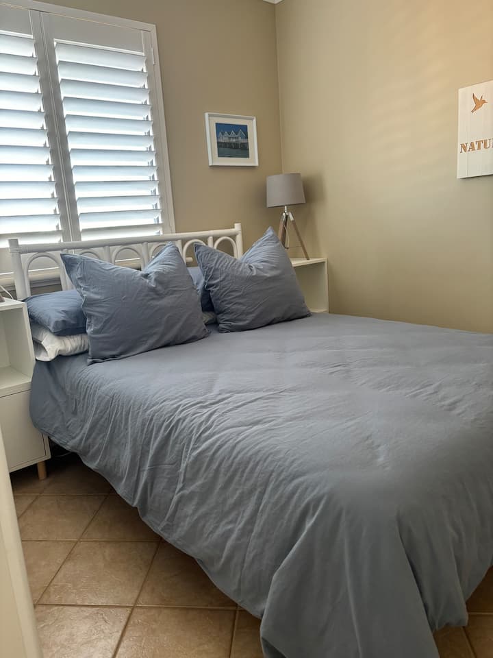 Spálňa 2: MANŽELSKÁ posteľ.  Vhodná veľkosť pre 1 – 2 malých dospelých alebo deti.  Upozorňujeme, že táto posteľ je menšia ako manželská posteľ veľkosti Queen.