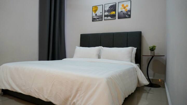 تحتوي الغرفة 2 على سرير متوسط الحجم مع وسائد مريحة ولحاف ناعم. تضفي الطاولة بجانب السرير المزينة بوعاء زهور ساحر لمسة منزلية، مما يخلق أجواء دافئة وترحيبية.