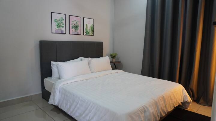 توفر غرفة النوم 3 سريرًا متوسط الحجم مع أربع وسائد ناعمة ولحاف مريح لراحتك. يضيف ملصق الحائط ذو الطابع الأخضر لمسة منعشة وإطلالة ممتعة على الغرفة.