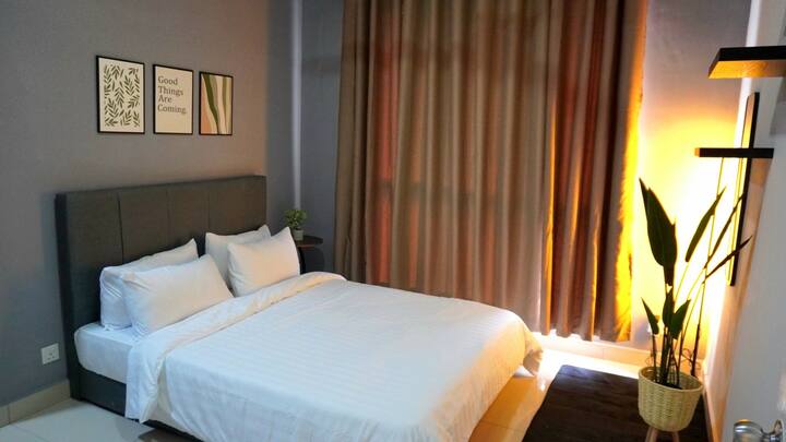 استرخ في غرفة النوم الرئيسية المريحة هذه مع سرير مريح بحجم كوين وإضاءة ناعمة وديكور مهدئ. مكيفة بالكامل لقضاء ليلة مريحة، مثالية للاسترخاء بعد يوم طويل.